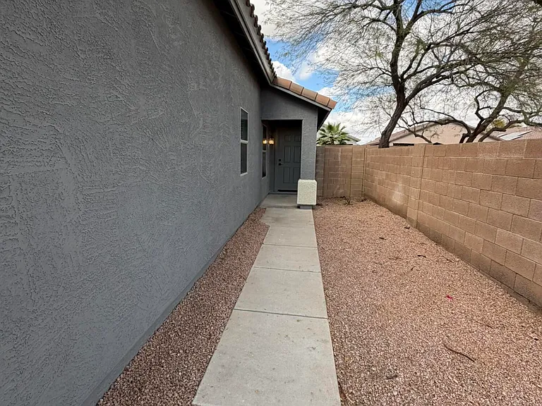 352 W Gascon Rd — Photo 1