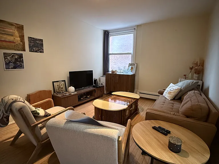 347 Elgin St #B — Photo 8