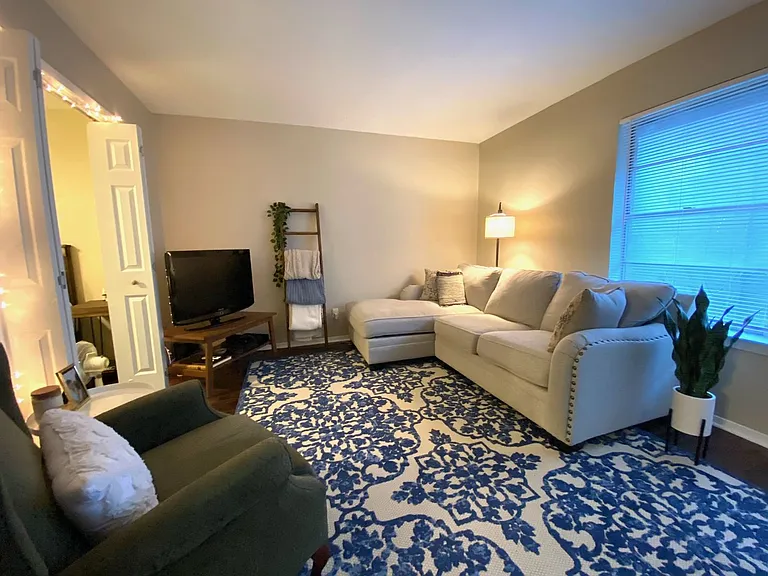 1107 N Locust St — Photo 2