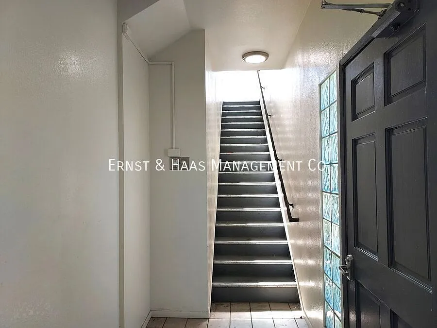 Charming 2-Bedroom, 2-Bathroom Condo-Style Apartment with Parking! — Photo 2