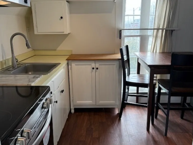 21 Broadway Ave — Photo 6