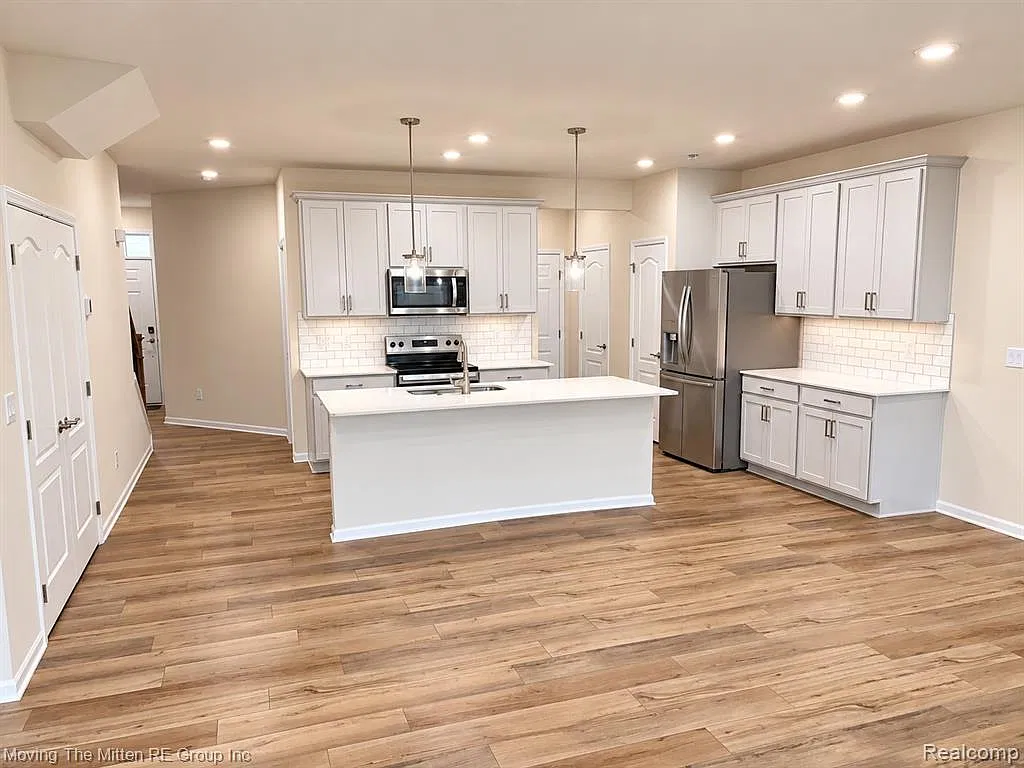 3 bed, 2.5 bath, 2083 sqft, $3,000 — Photo 3