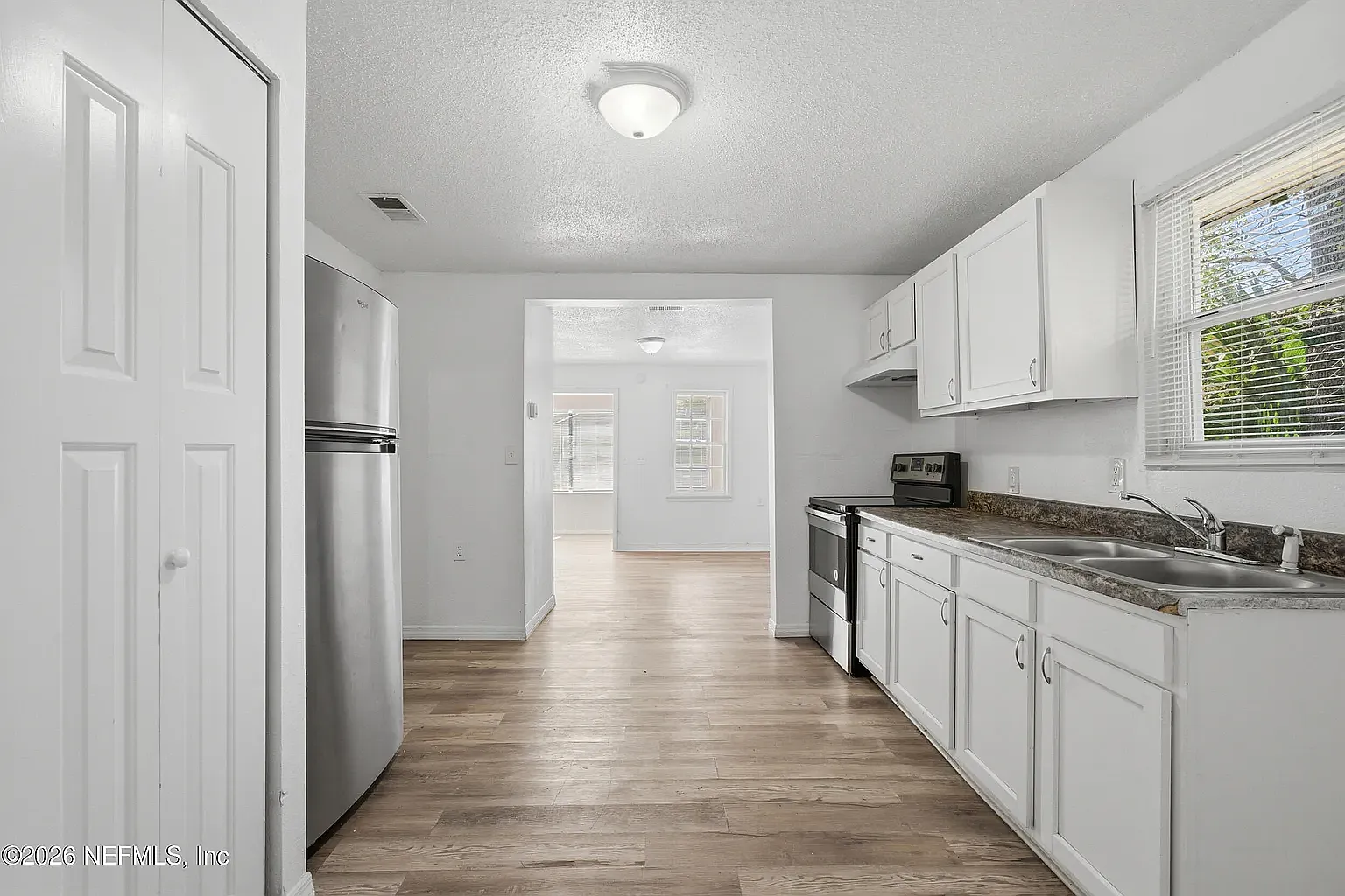 3 bed, 1002 sqft, $1,425 — Photo 2