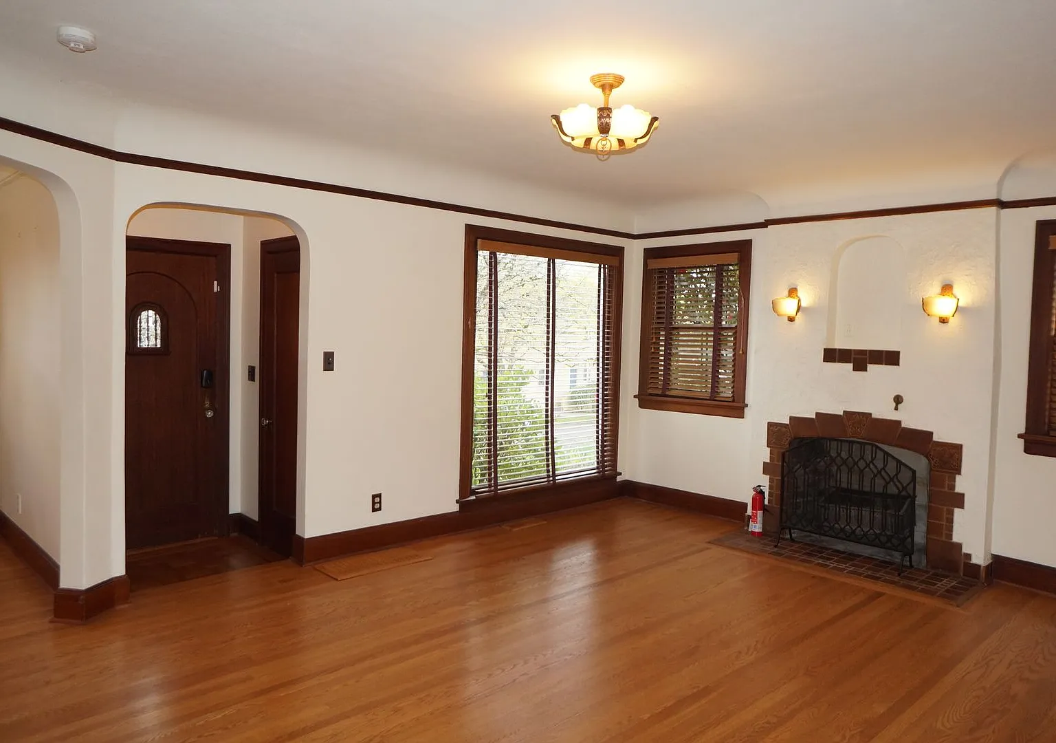 NE Portland - Irvington 3-bedroom Beauty! — Photo 3