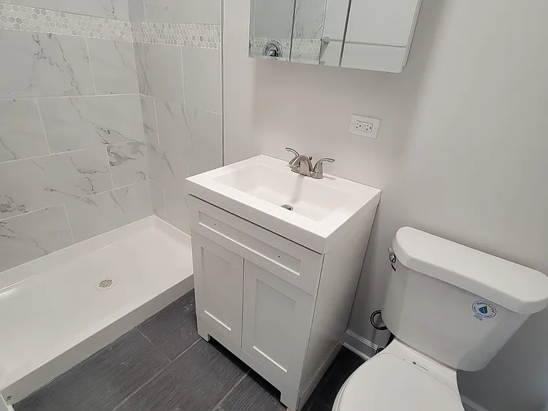 2140 S Fairfield Ave #3F — Photo 7