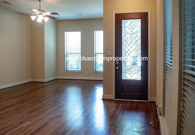 2410 Knight St — Photo 7
