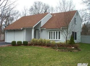 7 Sun Valley Dr, Coram, NY 11727
