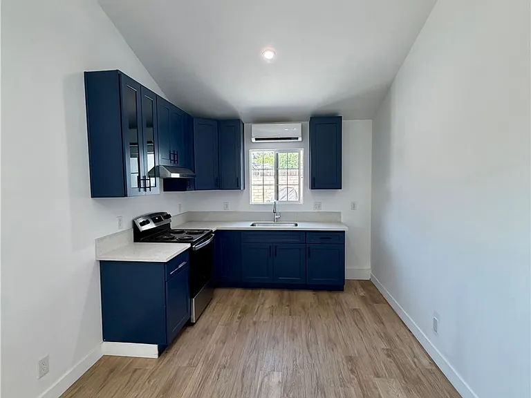 5439 Greenbrier Dr — Photo 4