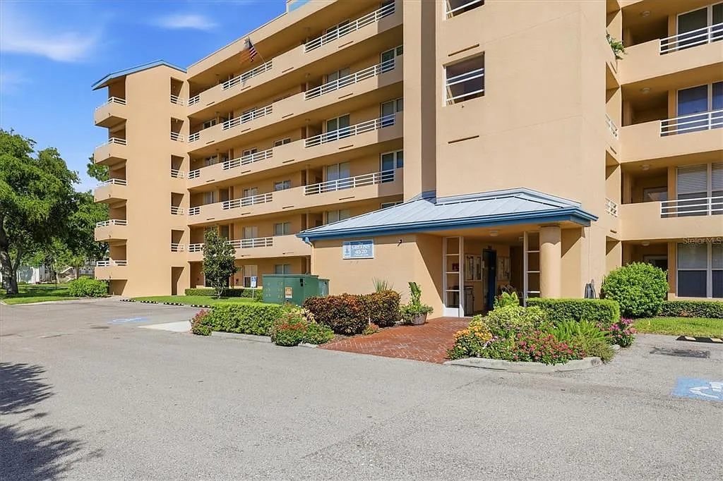 2 bed, 2.0 bath, 1256 sqft, $1,900 — Photo 3