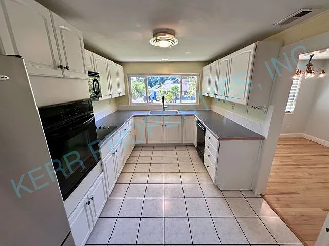 15418 SE Meadowlark Ln — Photo 5
