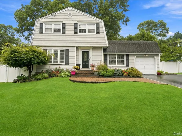 29 Hy Place, Lake Grove, NY 11755
