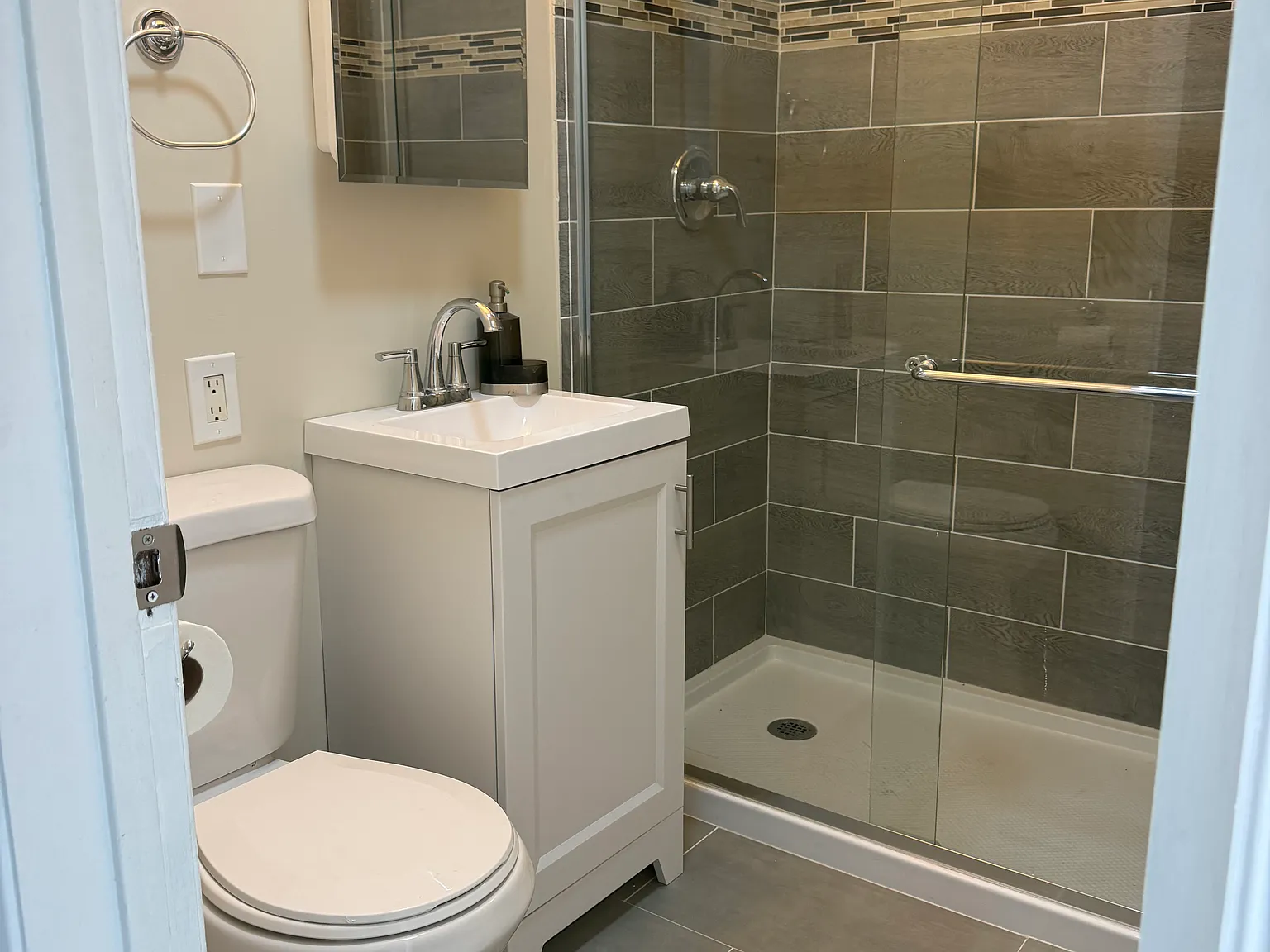 3 bed, 1600 sqft, $3,500 — Photo 2