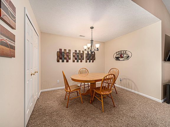 5th image of 932 Oakbrook Dr