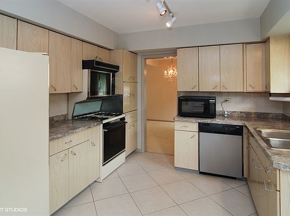 4th image of 2411 Sunnyside Ave