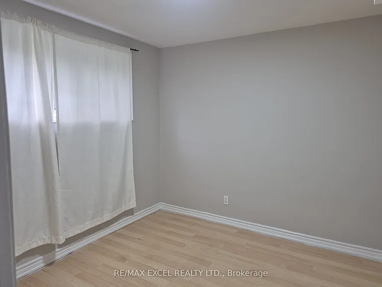 16 Sundance Cres — Photo 13