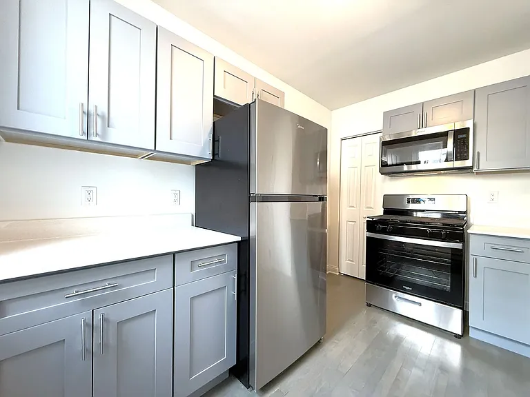 1800 N Farwell Apartments — Photo 7