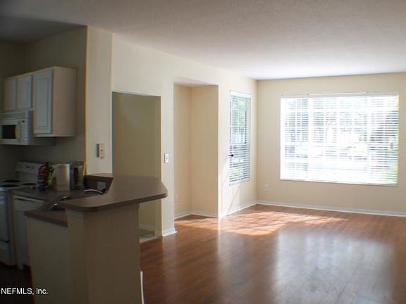 4th image of 13700 Richmond Park Dr N APT 101