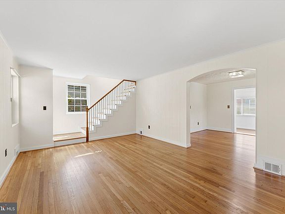 2nd image of 9 N Greenbrier St
