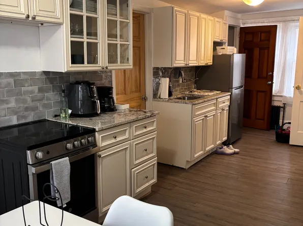 217 Hudson Place image 5 of 13