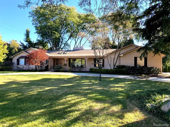 1615 Bracken Rd, Bloomfield Hills, MI 48302