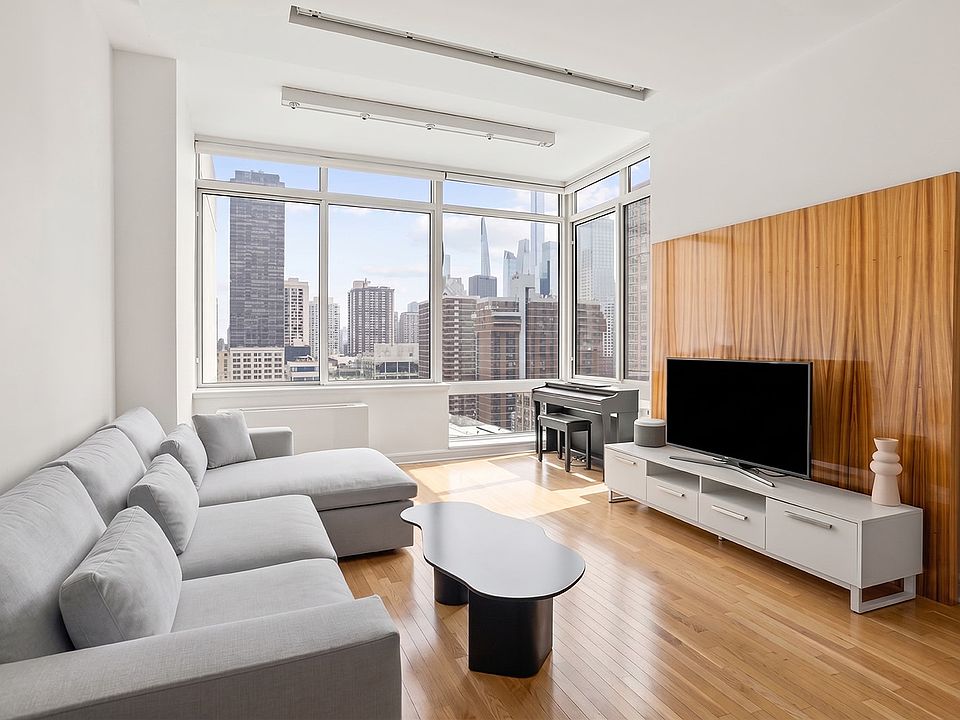 1st image of 120 Riverside Blvd Penthouse 4C