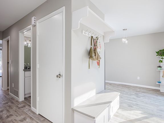 3rd image of 1468 Oakbrook Dr E