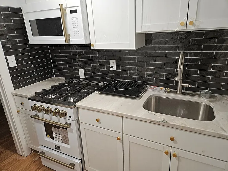 101 E 35th St — Photo 8