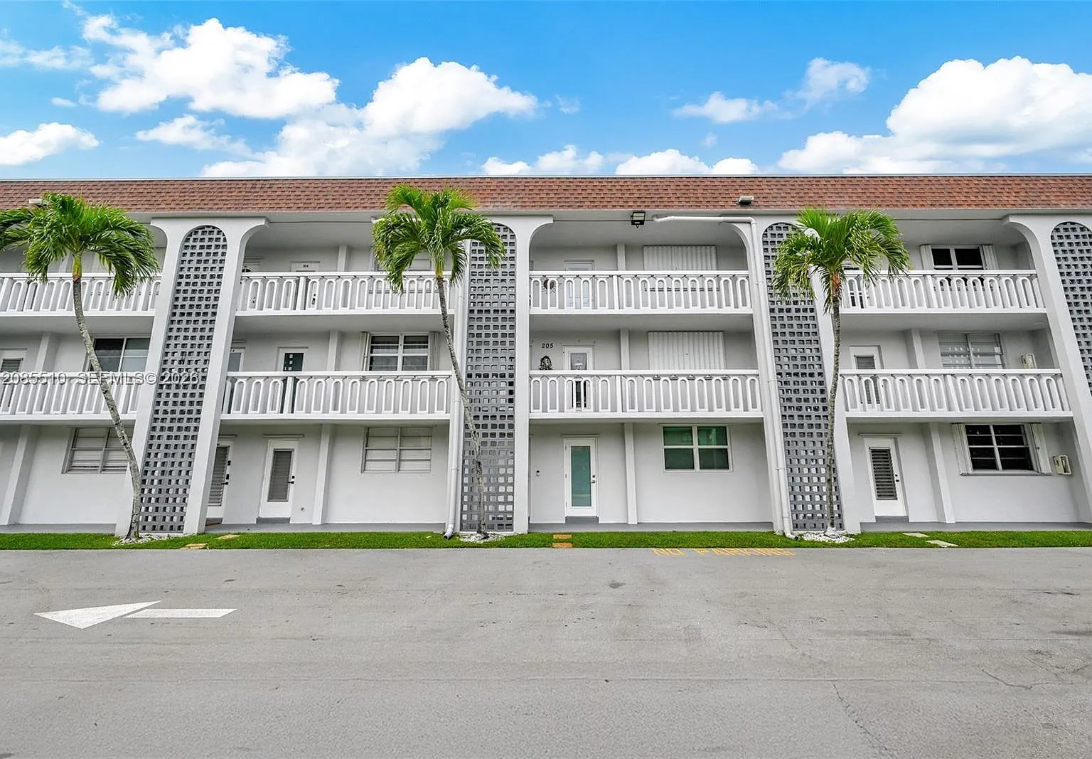 Deerfield Beach Gardens C — Photo 3
