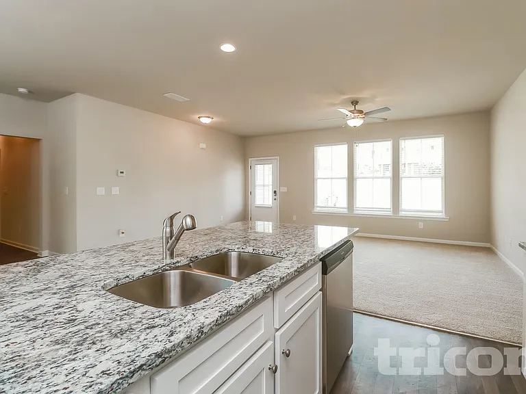 701 Jackson Ct — Photo 5