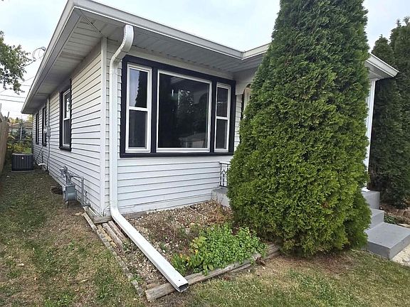2nd image of 2526 Maple Grove AVENUE