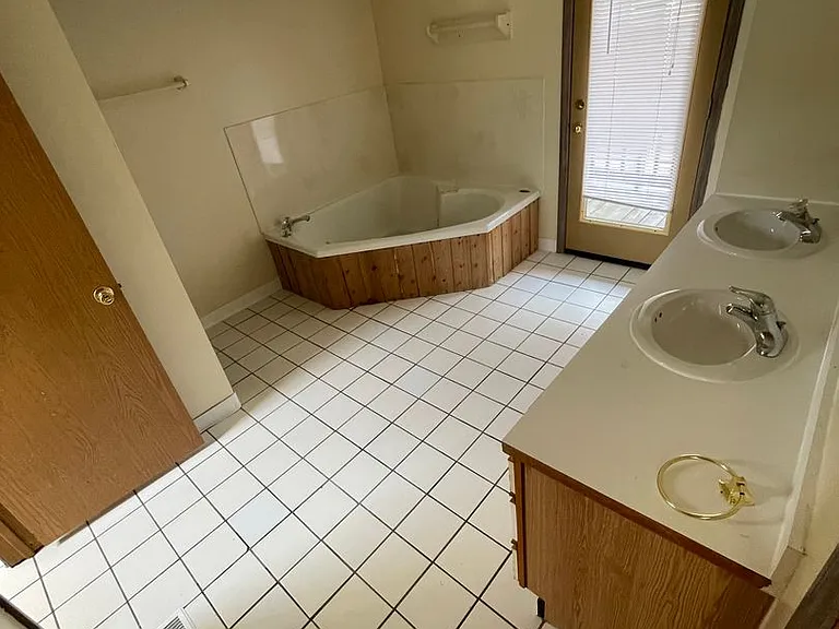 1522 Indianola Ave — Photo 10