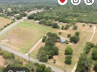 100 Meadow Lake Dr, Seguin, TX 78155