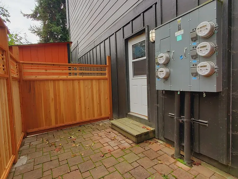 Kendal Court Apartments, 2 Bedroom, 1 Bathroom Apartments for Rent! — Photo 25