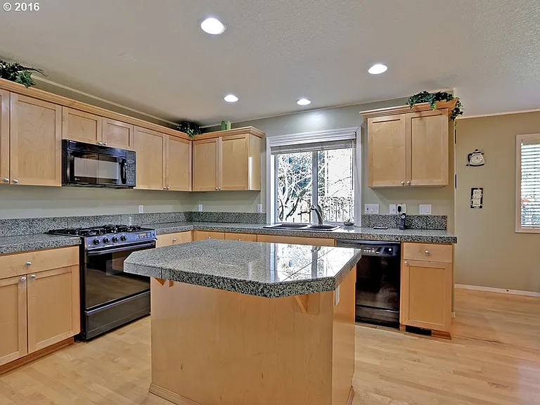 13327 NW Yvonne Ln — Photo 2
