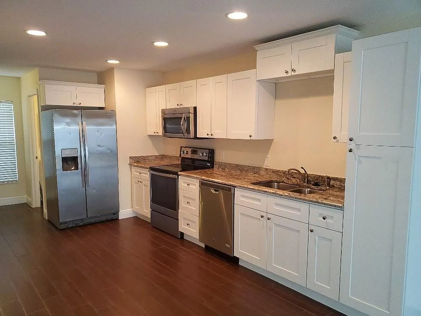 !!1 Month Free With Immediate Move In!! Coral Gables @ Bellview — Photo 4