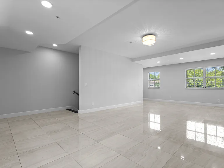 621 NE 8th Ave — Photo 11