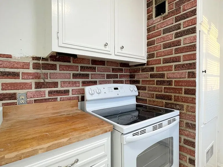 1019 College Ln — Photo 6