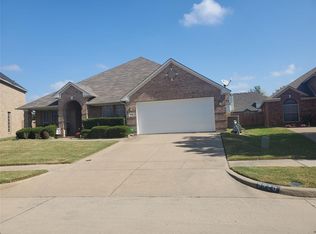 5820 Prairie View Ct, Grand Prairie, TX 75052