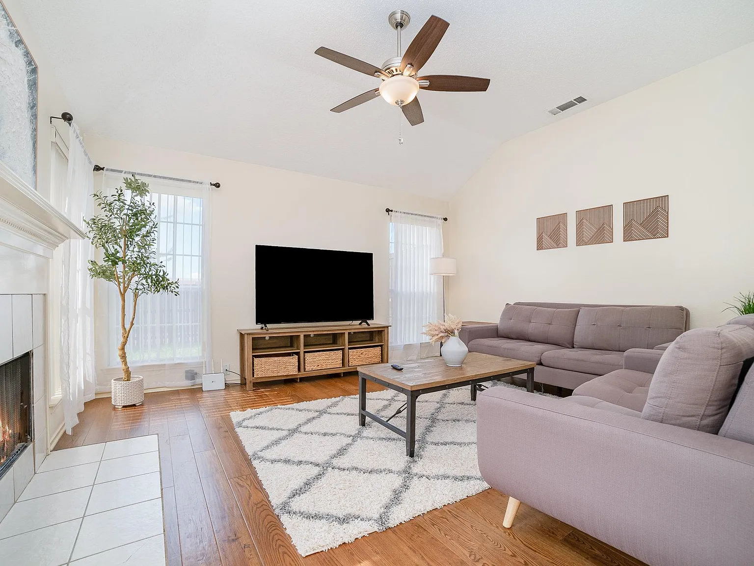 4 bed, 2070 sqft, $7,200 — Photo 2