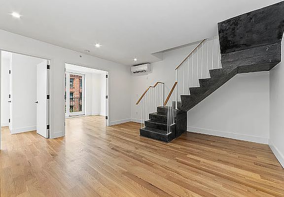 2nd image of 10 Lexington Ave APT 4Q