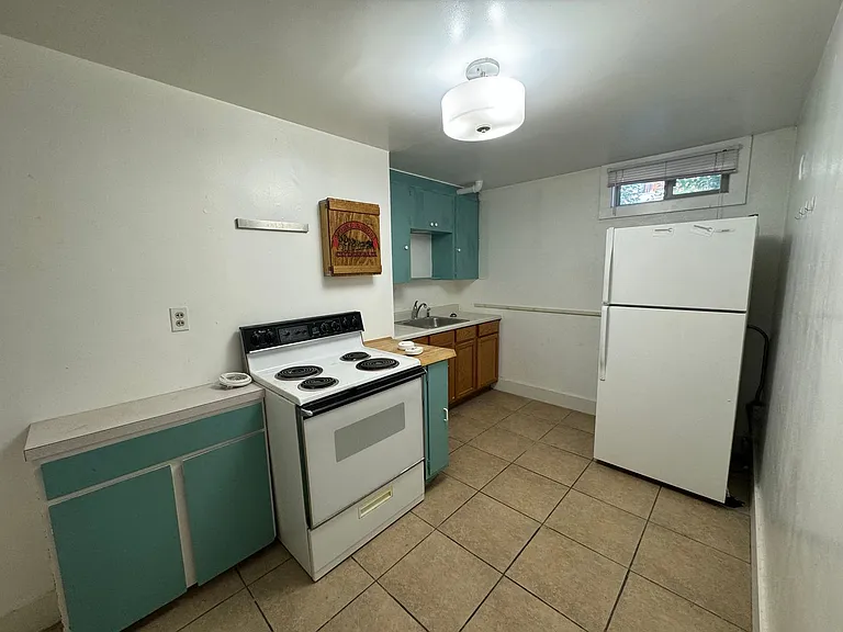 232 Hastings Ave — Photo 6