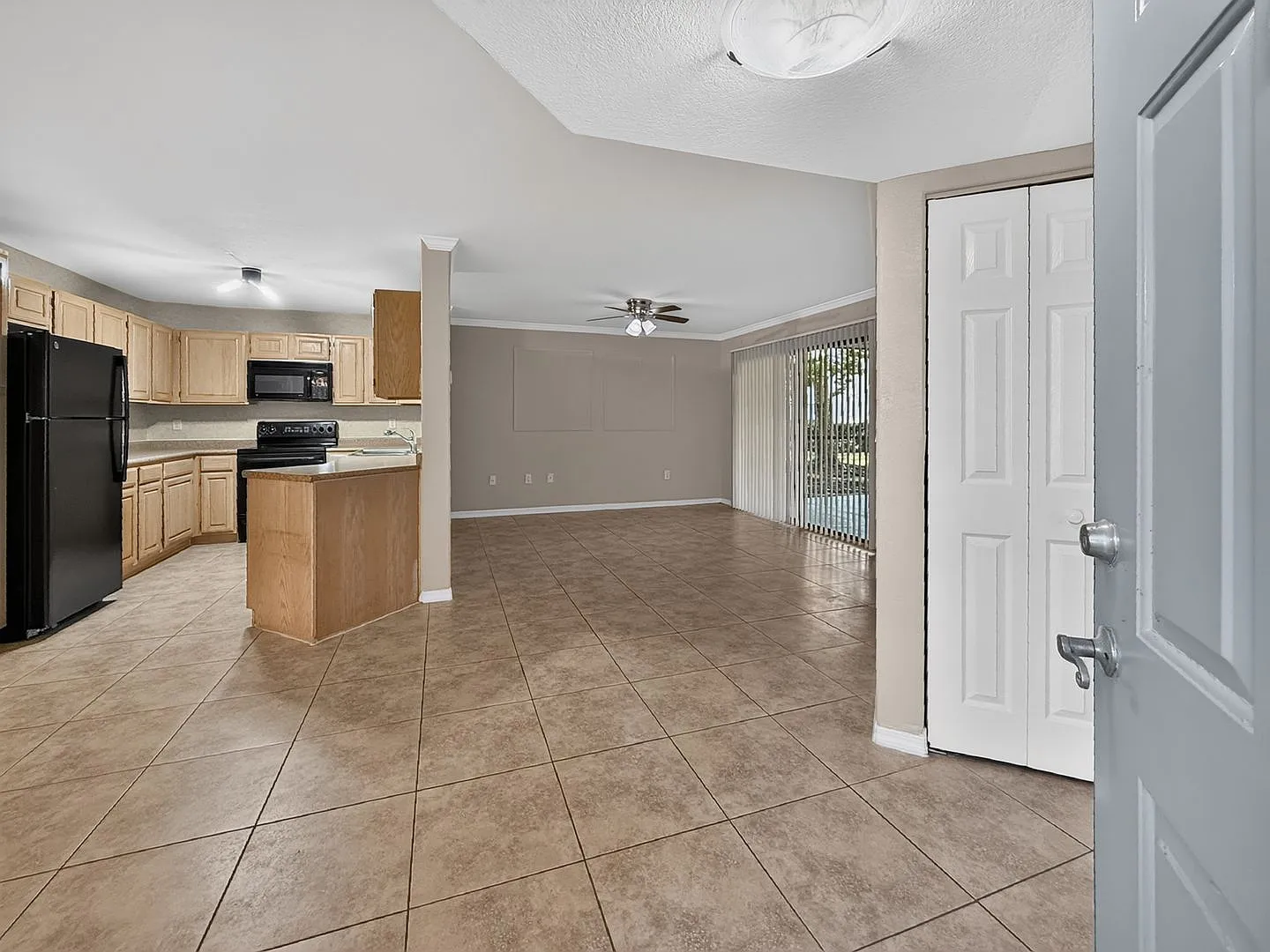 Pet-Friendly 1 Bedroom Condo with Garage & Beautiful Pond View! — Photo 4