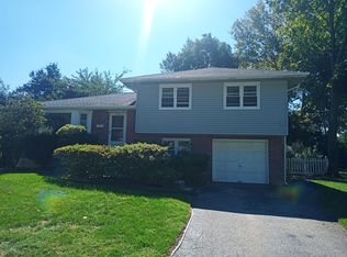26 Eastfield Ln, Melville, NY 11747