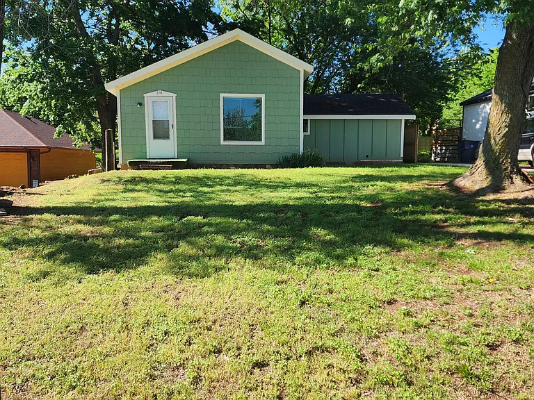 611 E College Ave — Photo 1