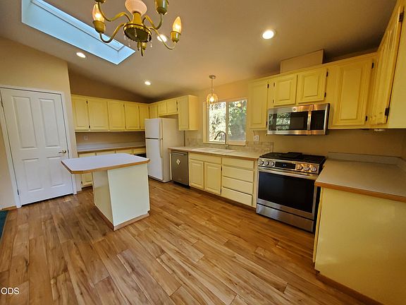 4th image of 862 Autumn Ln
