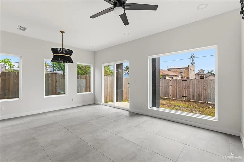 3 bed, 2.5 bath, 1429 sqft, $2,000 — Photo 4