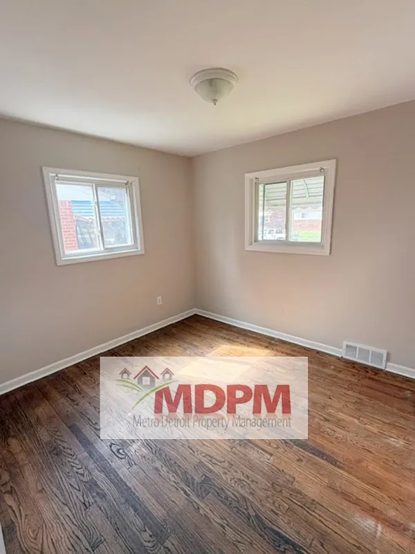 3 bed, 852 sqft, $1,295 — Photo 3