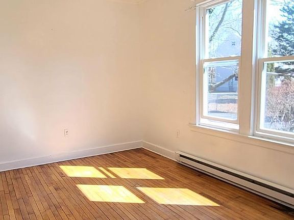 FRONT ROOM/LIVINGROOM