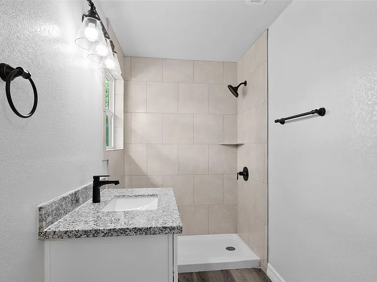 524 Dunnam Ave — Photo 13