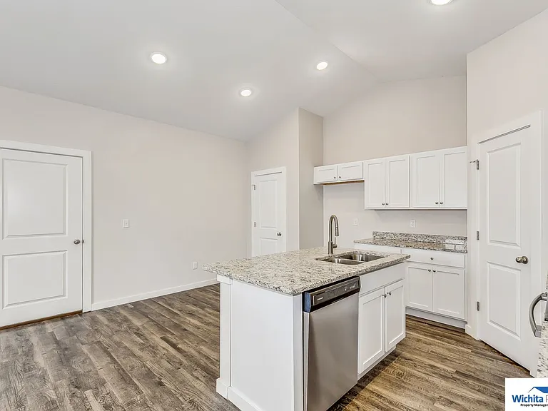 536 Martens Ct — Photo 4